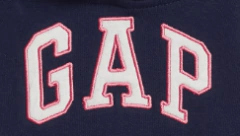 Buzo "Gap". Canguro azul marino con logo blanco y vivo rosa en internet