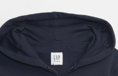 Campera "GAP". Azul marino con logo bordado con bordes blancos en internet