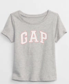 Remera "GAP". Gris con logo estampado en blanco y rosa