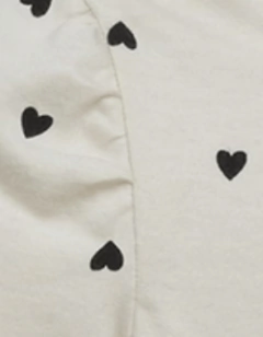 Remera "Gap" - Beige, manga larga con corazones negros en internet