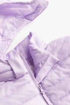 Campera "H&M". Impermeable lila, simil Uniqlo - Lupeluz