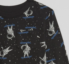 Remera "Gap" - Negra, manga larga, con astronautas - comprar online