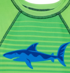 Conjunto "Banana Boat" - Remera UV manga corta + malla azul y verde con tiburones - comprar online