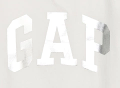 Remera "Gap" - Blanca con logo estampado en plateado en internet