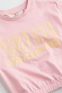 Remera H&M - De rosa con "Nirvana" con brillitos. Cortita, con elástico abajo - Lupeluz