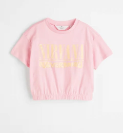 Remera H&M - De rosa con "Nirvana" con brillitos. Cortita, con elástico abajo