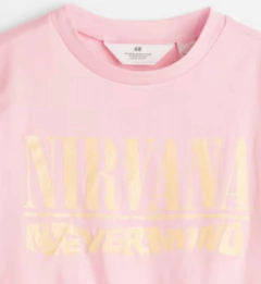 Remera H&M - De rosa con "Nirvana" con brillitos. Cortita, con elástico abajo - comprar online