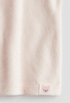 Conjunto "H&M" - Baby Girl - 2 piezas de towel rosa, short + remera con capucha - Talle grande en internet