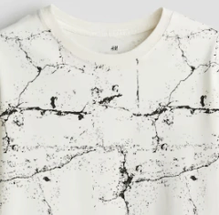Remera "H&M" - Cruda con estampa en negro tipo mancha - comprar online