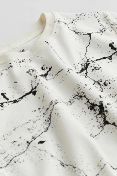 Remera "H&M" - Cruda con estampa en negro tipo mancha en internet