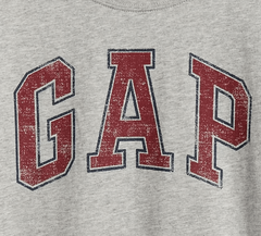 Remera "Gap" - Gris melange con logo rojo estampado en internet