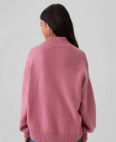 Sweater "Gap". Tejido rosa, con cuello polera - Lupeluz