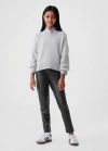 Pantalón "Gap". De ecocuero negro, tipo calza - comprar online