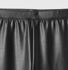 Pantalón "Gap". De ecocuero negro, tipo calza