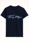 Remera "Tommy Hilfiger" - Azul marino con logo estampado letra cursiva - comprar online