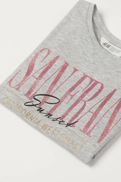 Remera H&M - Gris con San Fran - tienda online
