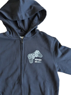 Campera "H&M". Negra con joystick estampado - comprar online