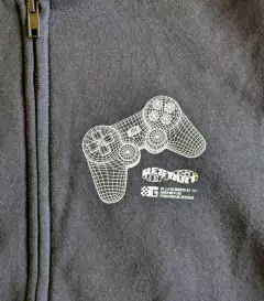 Campera "H&M". Negra con joystick estampado en internet
