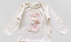 Remera "Old Bunch" - Manga larga, blanca con nena y osito bordado