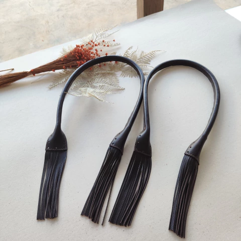 Alça roliça de ombro com franja em pares