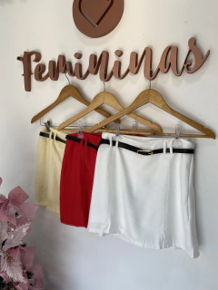 Shortsaia marrant com cinto