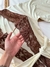 Robe Larissa Marfim com Marrom na internet