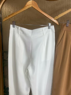 Calça Alfaiataria Cenoura - Barra Zíper - comprar online