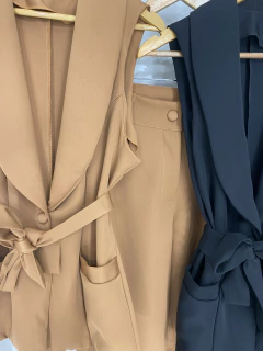 Conjunto Alfaiataria- Colete com Faixa + Calça na internet