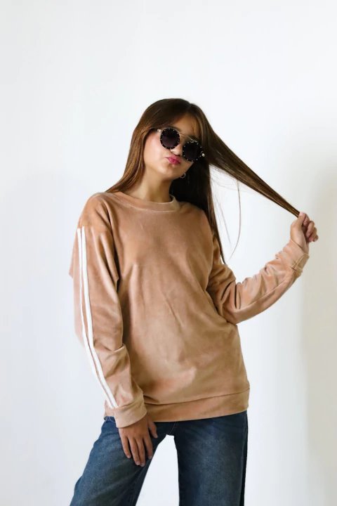 Buzo de plush cuello redondo liso con tiras a los costados bordados de nena (art. 347)