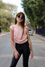 Remera con volados y accesorios de cadenita en internet