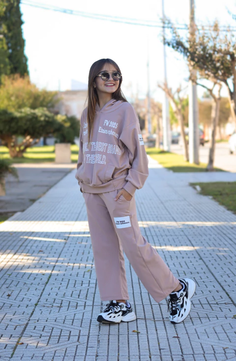 Conjunto de nena PRESENTS en tela Darlon premium importado