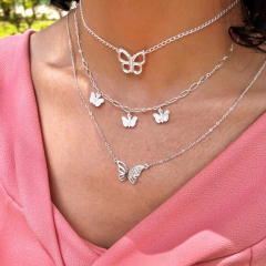 Colar choker de borboleta média vazada folheado em prata - comprar online