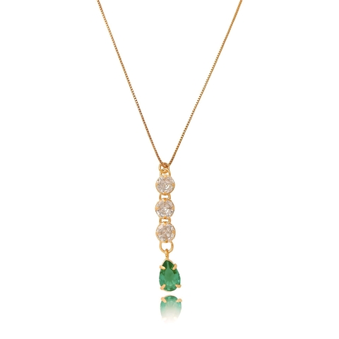 Colar com cristais e detalhe de zircônia verde folheado em ouro 18k