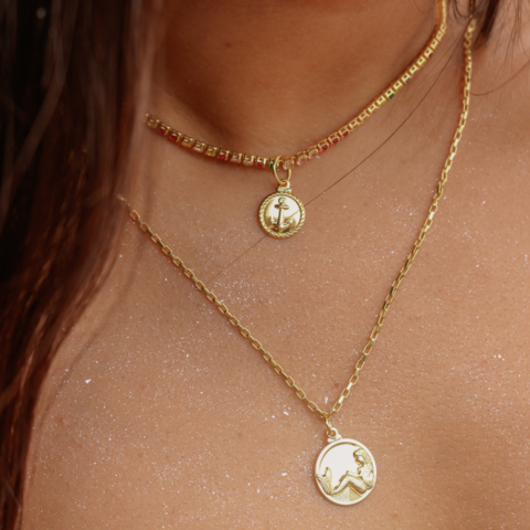 Colar choker com cristais coloridos folheado em ouro 18k