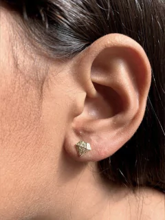 Brinco pequeno em formato de diamante folheado em ouro 18k - comprar online