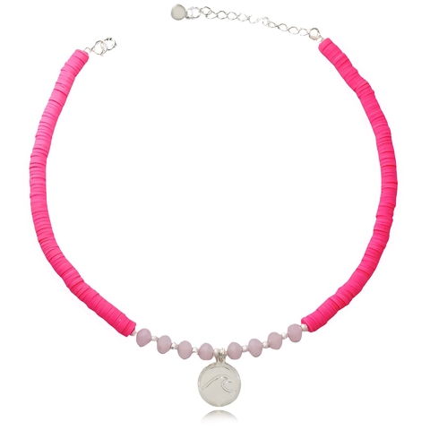 Colar choker com discos rosa e bolinhas no meio folheado em prata