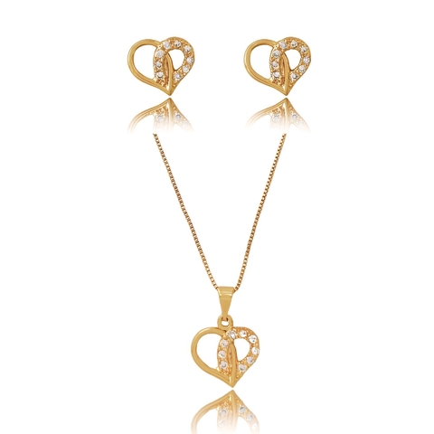 Conjunto colar e brinco em formato de coração com um lado cravejado folheado em ouro 18k
