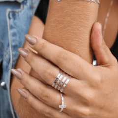 Anel cruz deitada cravejada folheado em prata - comprar online