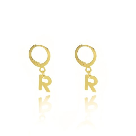 Brinco de argolinha com pingente de letra folheado em ouro 18k