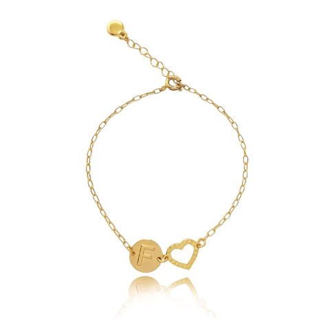 Pulseira personalizada com letra inicial e coração vazado folheado em ouro 18k