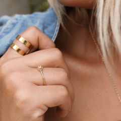 Anel regulável com tiras vazado folheado a ouro 18k - comprar online