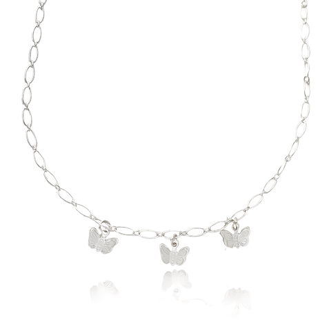 Colar choker com três borboletas delicadas folheado em prata