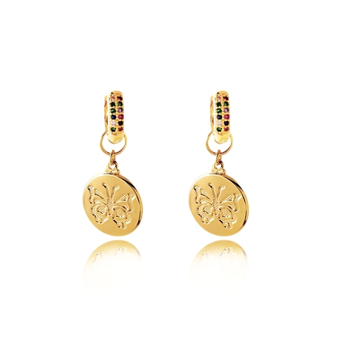 Brinco argolinha cravejada com medalha de borboleta folheado em ouro 18k