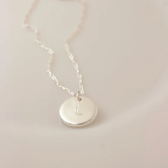 Colar medalha letra inicial personalizada folheado em prata
