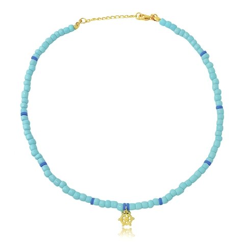 Colar de miçanga azul com pingente de timão folheado em ouro 18k