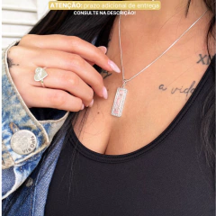 Colar com pingente retangular cravejado personalizado com nome folheado em prata