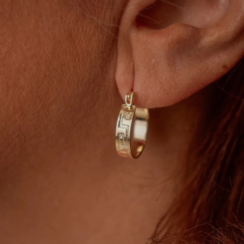 Brinco argola pequena com detalhes laterais folheado em ouro 18k - comprar online