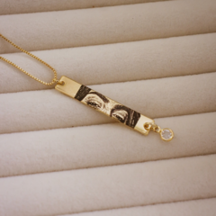 Colar personalizado olhar plaquinha com cristal e gravação a laser folheado em ouro 18k na internet