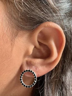 Brinco circular com strass na cor preta folheado em prata - comprar online