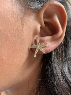 Brinco em formato de estrela do mar trabalhado folheado em ouro 18k - comprar online